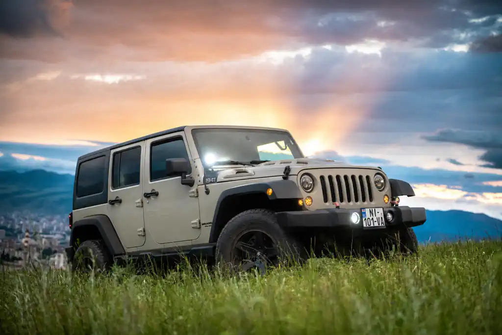 Jeep Wrangler 2017 зелёный вид спереди