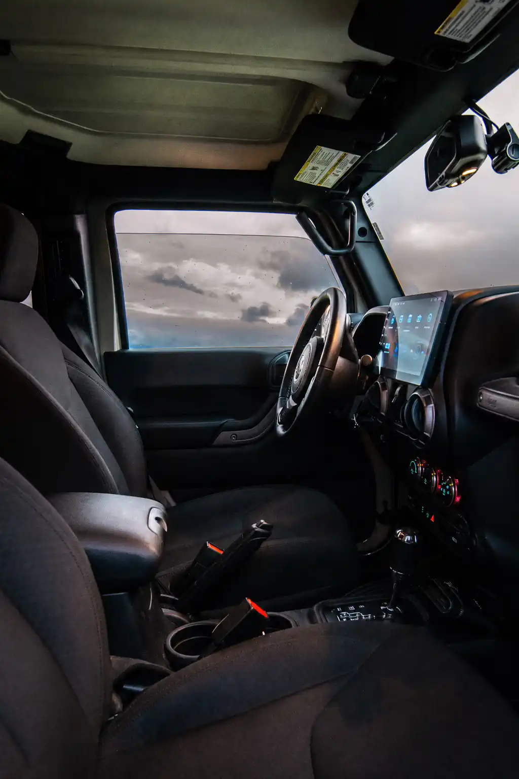Jeep Wrangler 2017 passenger cabin