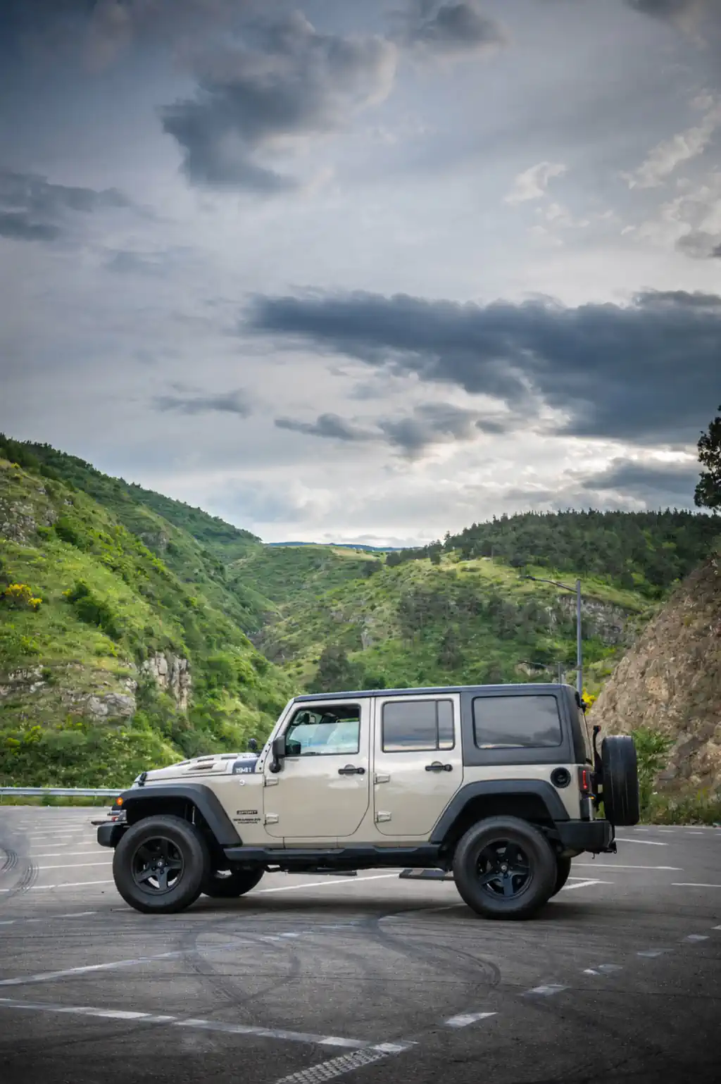 Jeep Wrangler 2017 side view