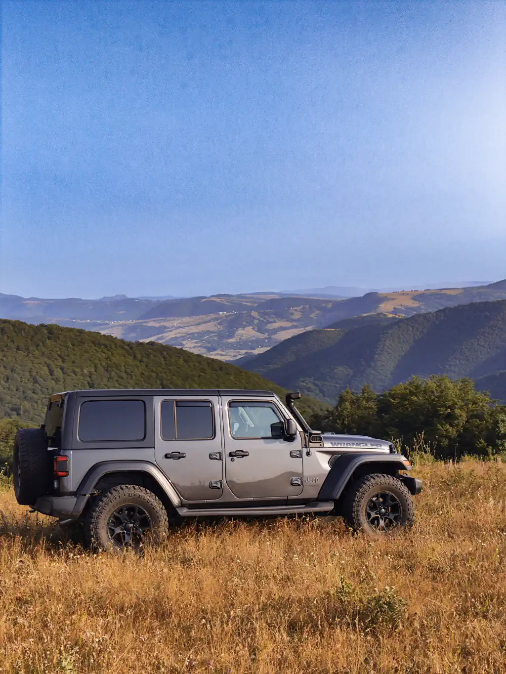 Jeep Wrangler 2018 справа в горах