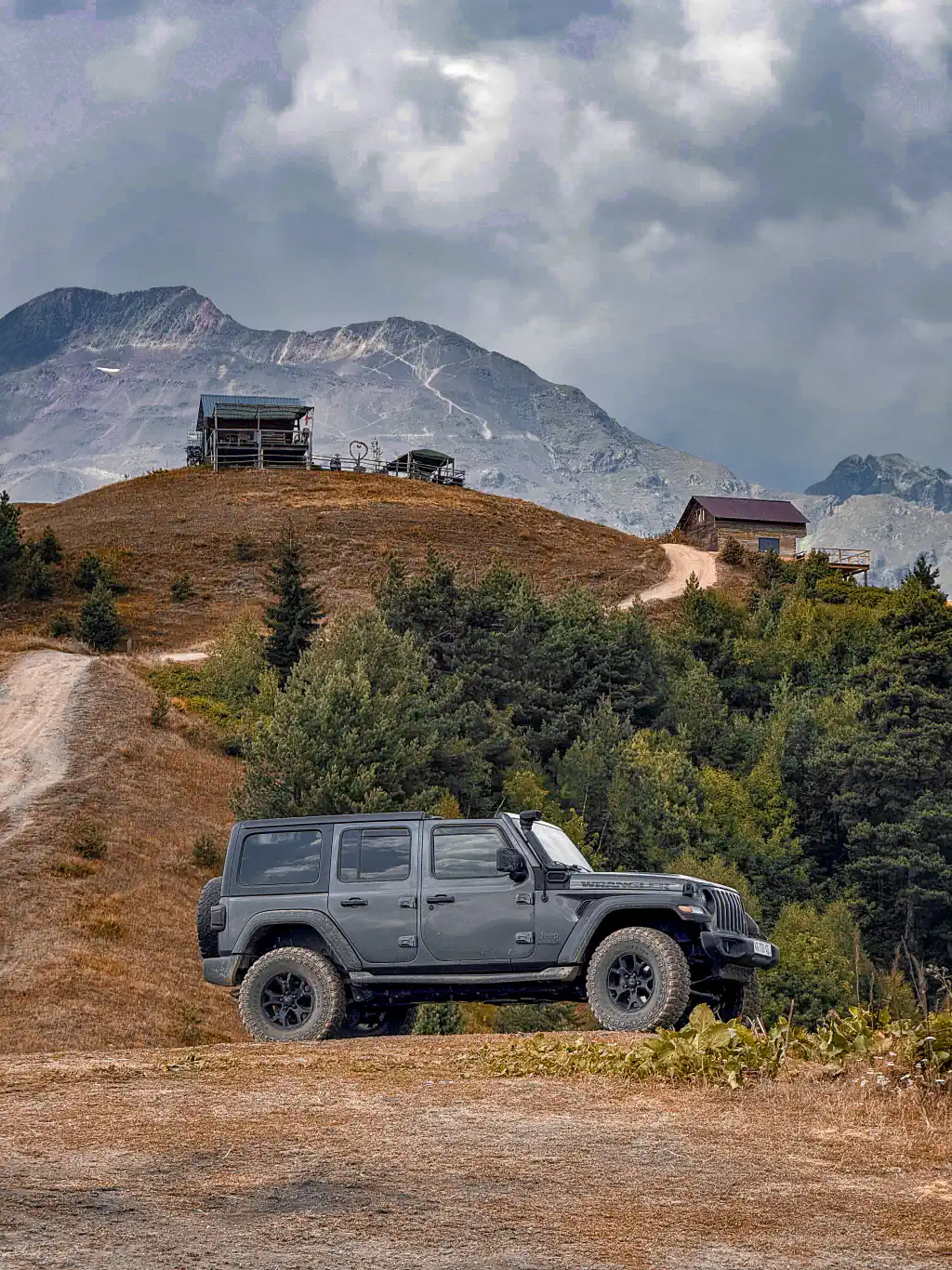 Jeep Wrangler 2018 right side mountain view